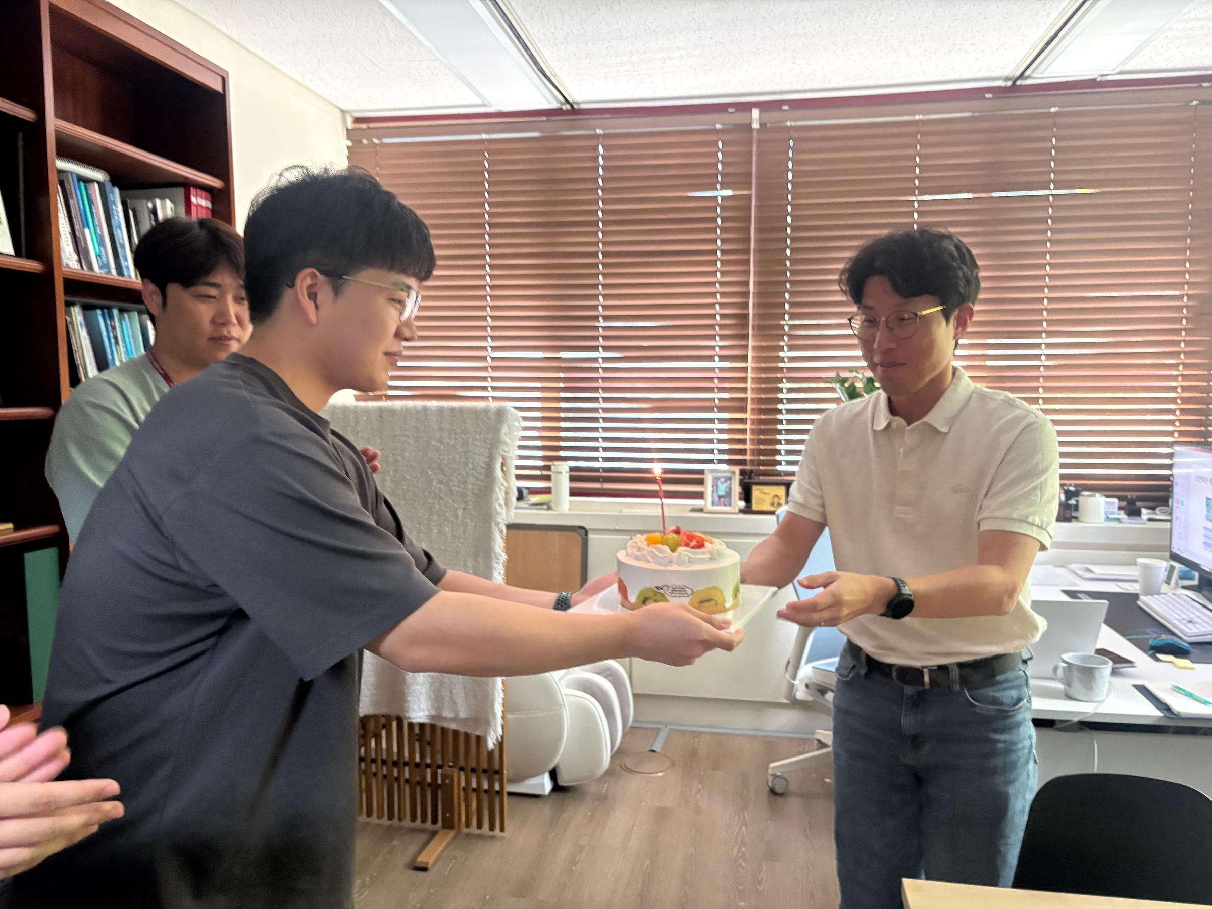 🎂안지환 교수님, 생신을 축하드립니다! 